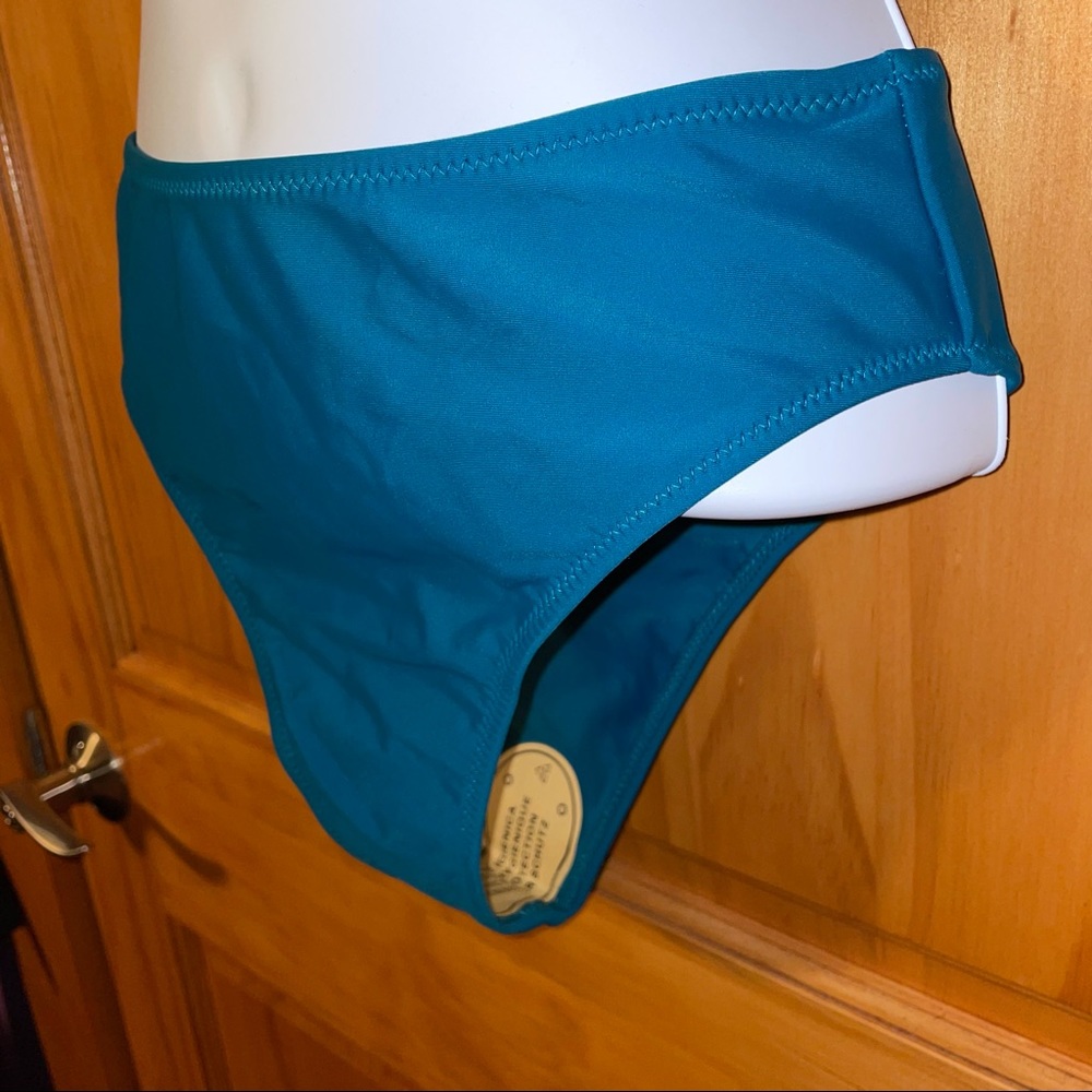 NWOT- Women’s 2 piece swimsuit - Picture 3 of 7